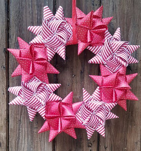 http://How to make a Danish woven paper Christmas star wreath (julestjerne), step-by-step! Danish Christmas Crafts, Christmas Star Wreath, Hygge Crafts, Hygge Candles, Scandinavian Christmas Ornaments, Star Wreath, Danish Christmas, Hygge Style, Hygge Gifts