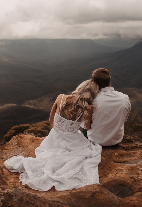 Australia Blue Mountain elopement ceremony // Corrie Mahr Photography Elopement Australia, Australia Elopement, Sydney Elopement, Wedding Australia, Travel Elopement, Wedding Micro, Top Of A Mountain, Mountain Weddings, Private Wedding