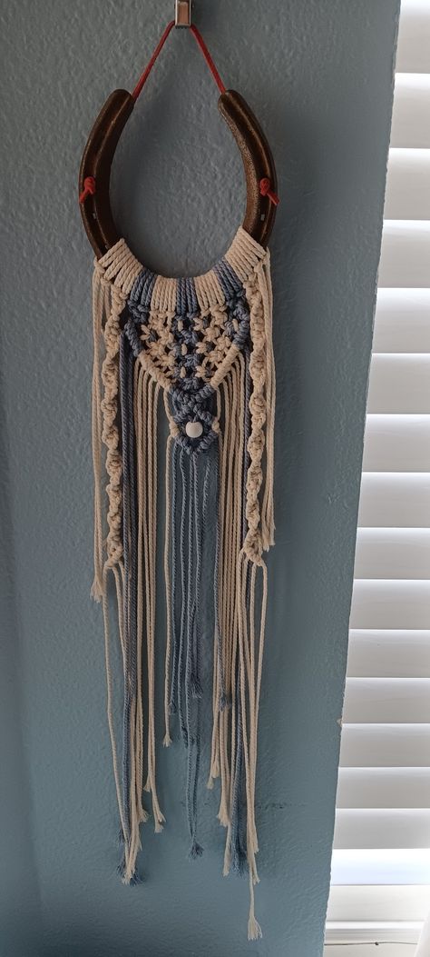 Macrame With Horseshoes, Macrame Horseshoe Pattern, Horse Yoke Ideas, Country Macrame, 2 Color Macrame, Macrame Horseshoe, Horseshoe Macrame, Horseshoe Ideas, Horseshoe Crafts