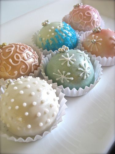 Edible Ornaments, Christmas Cake Balls, Ornaments Pictures, Lavender Christmas, Ornament Cake, New Year's Kiss, Christmas Caroling, Xmas Balls, Christmas Themed Cake