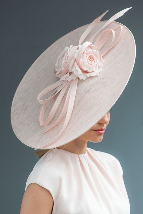 K'Mich - STRESS-FREE Wedding Planning Services and Planning Tips | Wedding Ideas Blog Philadelphia: 25 Steal-Worthy Hat Ideas to Create Your Own Royal Wedding Look! Types Of Hats For Women, Fascinator Hats Diy, Ladies Hats, Sinamay Hats, Ascot Hats, Coat Outfit, Elegant Hats, Kentucky Derby Hats, Wedding Look