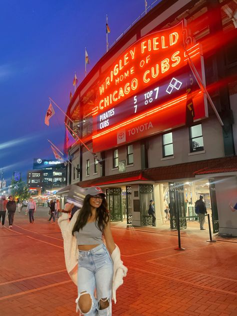 Chicago Baseball Game Outfit, Chicago Cubs Outfit Womens, Cubs Outfit Women, Cute Chicago Outfits, Cubs Game Outfit Women, Outfits For Chicago, Chicago Aesthetic Outfits, Ball Cap Outfits, Cubs Game Outfit