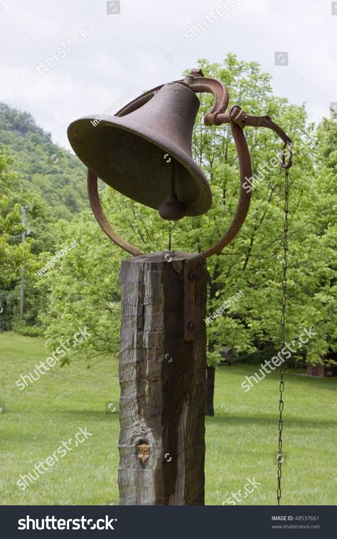 antique dinner bell on pole in rural setting Dinner Bell Post, Cast Iron Bell, Antique Bell, Outdoor Dinner, Dinner Bell, Yard Design, Landscaping Tips, Gongs, Vintage Bell