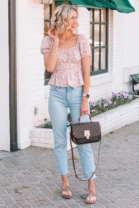 Pink Floral Top Outfit, Floral Tops And Jeans, Floral Top Outfit Summer, Floral Top Outfit, Summer Outfit Ideas For Women, Lilac Fashion, Bloggers To Follow, Millennial Fashion, Pink Peplum Top