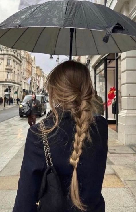 Rain Hairstyles, Autumn Hairstyles, Caramel Brown Hair, Parted Bangs, Honey Brown Hair, Skin Undertones, Face Framing Layers, Elegant Updo, Popular Hairstyles