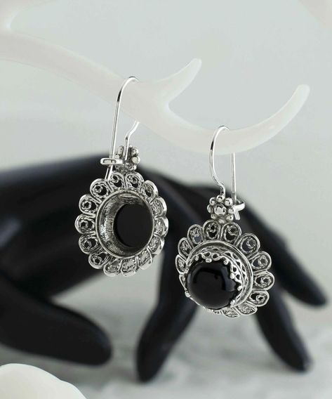 Add some unique elegance to your jewelry collection! 🖤 Our Filigree Art Flower Design Black Onyx Gemstone Silver Drop Earrings are the ultimate statement piece, carefully crafted to bring a touch of sophistication to your look. Follow the link to explore or make them yours now: https://nuel.ink/2JZfiw #StatementJewelry #BlackOnyxMagic 🌸💫 Ruby Quartz, Heart Gemstone, Onyx Gemstone, Sterling Silver Filigree, Pearl Gemstone, December Birthstone, Silver Drop Earrings, Silver Filigree, Silver Earrings Dangle