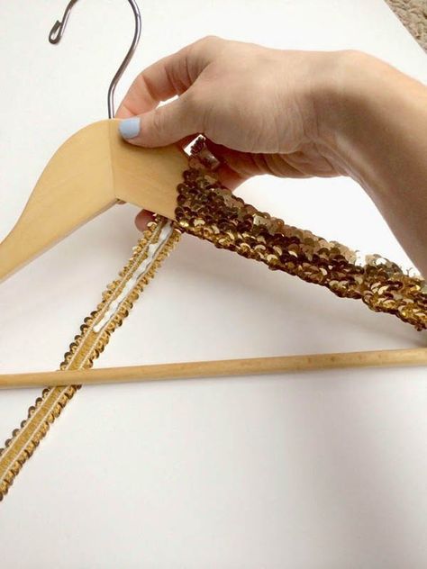 Sequin Hanger, Diy Bridesmaid Gifts, Do It Yourself Decoration, Bridesmaid Diy, Diy Gold, Gold Diy, Fun Wedding Invitations, Bridesmaids And Groomsmen, Interior Modern