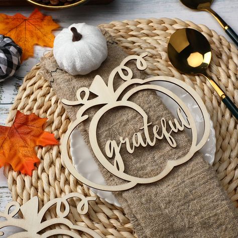 Thanksgiving Decorations Ideas, Pumpkin Table Centerpiece, Pumpkin Shapes, Table Decor Thanksgiving, Table Settings Tips, Farmhouse Table Setting, Friendsgiving Decorations, Rustic Letters, Thankful Grateful Blessed