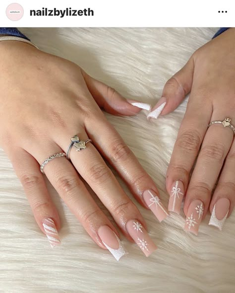 Acrylic Nails Snowflakes, Cute Winter Nails Simple, Snowflake Nails Simple, White Nails Trendy, Classy White Nails, Snowy Nails, Nails Snowflakes, Winter Nails Simple, Cute Winter Nails