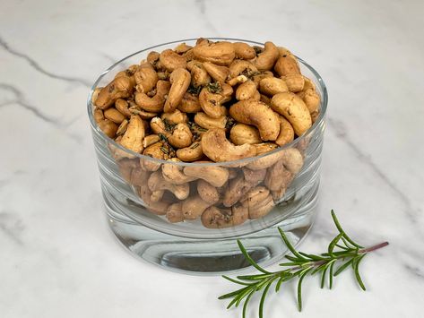 Rosemary Roasted Cashews, Rosemary Cashews, Roasted Almonds Recipe, Easy Holiday Snacks, Cashew Recipes, Rosemary Recipes, Roasted Cashews, Nut Recipes, Roasted Nuts