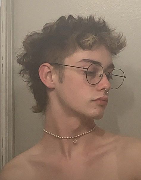 Masculine Peircings, Cute Mullet Hairstyles, Curly Androgynous Hair, Mullet Androgynous, Short Deathhawk, Androgynous Face, Mullet Boy, Mullet Men, Haircut Mullet