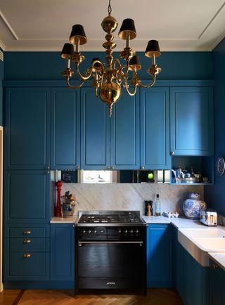 Guerini Hilow Iwaszura Apartment Kitchen British Countryside House, British Apartment, Countryside House Interior, Apartment Kitchen Dining, Blue Apartment, Italian Kitchen Design, Milan Apartment, Mahogany Cabinets, Mahogany Dining Table