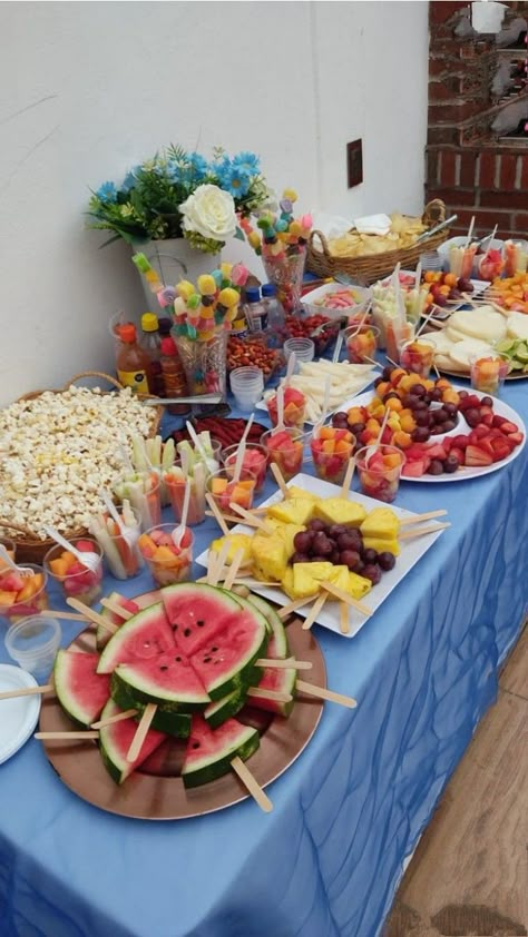 Tropisk Fest, Pool Party Snacks, Pool Party Food, Vegetarian Recipes Dessert, Bizarre Foods, Pool Birthday, Party Food Platters, Kids Party Food, Pool Birthday Party