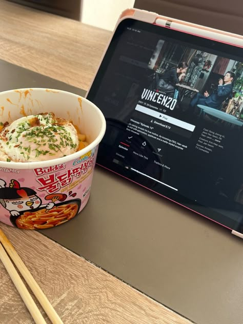 Kdrama time watching netflix eating ramen vincenzo korean drama buldak carbonara ramen Happy Cooking, K Food, Night Snacks, Korean Aesthetic, Comedy Tv, Food Obsession, Korean Food, Cute Food, Me Time