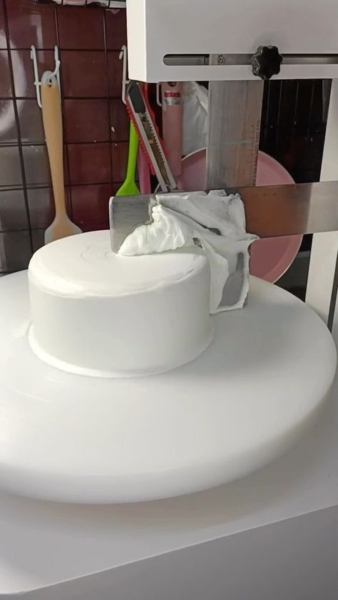 This machine makes crumb coating easy-peasy 😲 By: TT cake.1lover | Instagram Metdaan Cakes, Do You Know The Muffin Man, Cake Bouquet, Cake Hacks, Machine Video, Cake Tray, Cake Icing, September 21, Pastry Cake