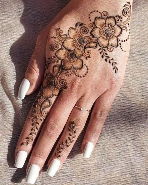 Arabic tch❇️ #henna #mehandi Simple Pretty Henna Designs, Guest Henna Design, Hinna Styles Simple, Elegant Henna Designs Simple, Easy Mendhi Designs Simple, Minimalistic Henna Designs, Henna Designs Inside Hand, Simple Flower Henna, Henna Designs Floral