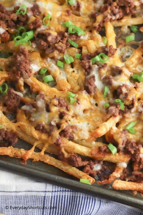 French Fry Casserole, Smoked Queso Dip, Loaded Fries Recipe, Cheese Fries Recipe, Smoked Queso, Poutine Recipe, Dirty Fries, French Fries Recipe, Frozen French Fries