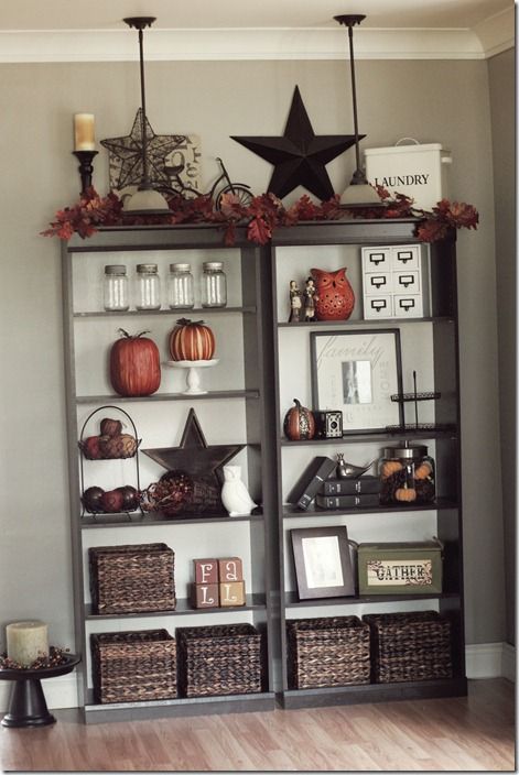 I see bookshelves like this and think "so if this is what they use a bookshelf for, then where do they keep all their books?" Kitchen Bookshelves, Studio Deco, Bookcase Ideas, Bookshelves Decor, Shelves Decor, Mantle Ideas, Rent House, Prim Decor, Color Interior