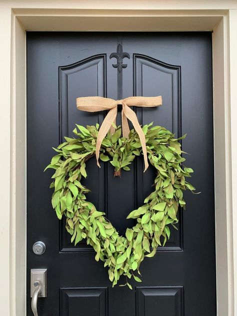 Valentine Wreath Diy, Valentine Door Decorations, Door Decorating Contest, Valentine Bouquet, Month Of February, Heart Shaped Wreaths, Valentines Crafts, Door Wreaths Diy, Valentines Decorations