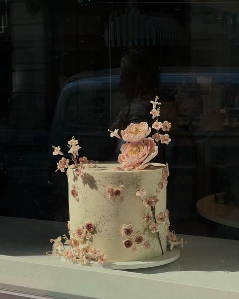 a darling week for the better 🩰🎆 | Instagram Rose Themed Birthday Cake, Bday Cake Flowers, Pink Birthday Cake With Flowers, 17 Birthday Cake, Better Instagram, Birthday Cake With Flowers, Funny Birthday Cakes, Mini Cakes Birthday, Cake Inspo