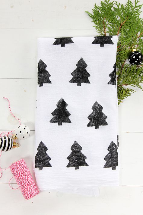 See how easy it is to make this DIY Scandinavian Inspired Holiday Dish Towel using the potato stamping method. Perfect handmade holiday gift! Hand Stamped Tea Towels, Dish Towels Diy, Potato Stamping, Simple Christmas Decor Ideas, Tea Towels Diy, Handmade Holiday Gifts, Simple Christmas Decor, Hello Lovely, Simple Holidays