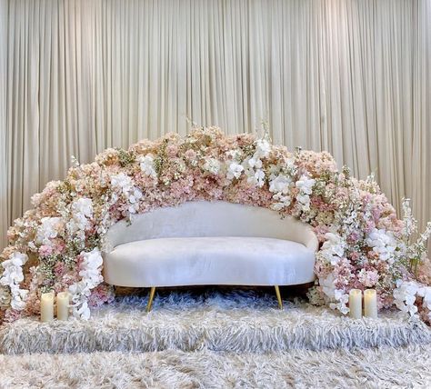 Pelamin Nikah, Wedding Theme Design, Wedding Tent Decorations, Nikah Decor, Engagement Stage Decoration, Wedding Church Decor, Fall Wedding Color Schemes, Wedding Stage Backdrop, Minimalist Wedding Decor