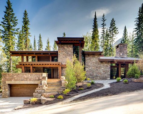 modern-mountain-retreat-mckinley-burkart-15-1-kindesign Hillside House, Modern Mountain Home, Casas Coloniales, Wood House, Mountain Modern, Modern Mountain, Mountain Homes, Mountain House, Stone House