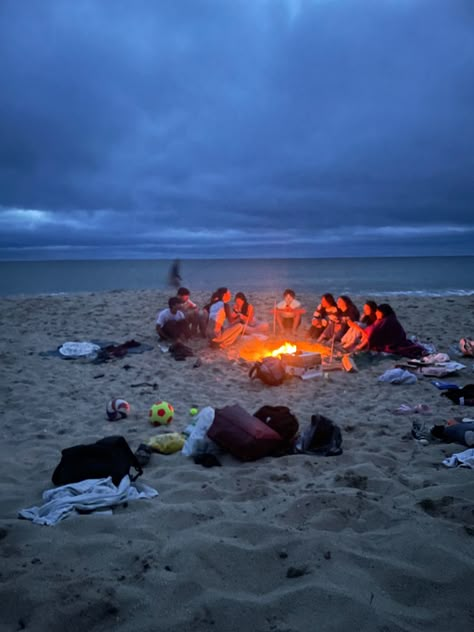 group of friends sitting around bonfire in front of the ocean Beach Hangout Aesthetic, Beach Bonfire Aesthetic, Beach Bonfire Party Ideas, Beach Bonfire Party, Mallory Aesthetic, Beach Bonfire Parties, Beach Hangout, Bonfire Birthday Party, Gang Pics