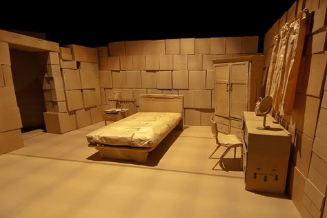 Gran solución para este escenario el pegamento en aerosol SUPER 77 http://on.fb.me/16mKsd1 Cardboard Stage Design, Cardboard Set Design, Box Stage Design, Set Design Bedroom, Cardboard Bedroom, Bedroom Set Design, Box Set Design, Scenography Theatre, Bedroom Set Designs