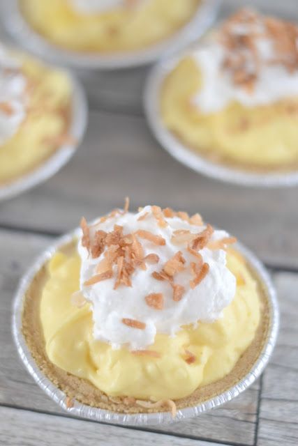 Mini Chocolate Pie, Thanksgiving Desserts Pie, Pie Recipe Easy, Cream Pie Filling, Mini Pie Recipes, Coconut Cream Pie Recipes, Small Batch Baking, Mini Pie, Coconut Pie