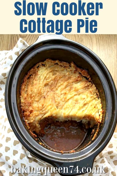 Cottage pie is a traditional British dish with minced beef/ground beef in a rich meaty sauce topped with mashed potato. In Britain we call this dish cottage pie and the similar recipe made with minced lamb shepherds pie! In the US the beef version is known as shepherd’s pie too. This is a great one pot slow cooker dish which is brilliant for busy families. Slow Cooker Minced Beef, Slow Cooker Chicken Bacon Ranch, Slow Cooker Fudge, Fall Slow Cooker, Fall Slow Cooker Recipes, Cottage Pie Recipe, Minced Beef Recipes, Recipe Slow Cooker, Slow Cooker Bread