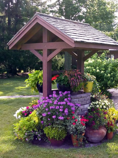 Wishing Well Garden, نباتات منزلية, Fall Garden Vegetables, Garden Yard Ideas, Garden Designs, Plants And Flowers, Garden Structures, Wishing Well, Garden Cottage