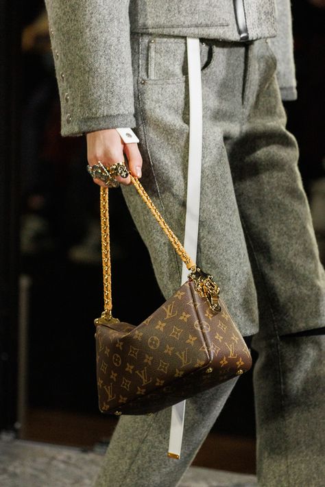 2023 Bag Trends, Louis Vuitton Perfume, Tas Lv, Louis Vuitton Bag Outfit, Prada Clutch, Louis Bag, Oversized Tote Bag, Oversized Tote, Satin Bags