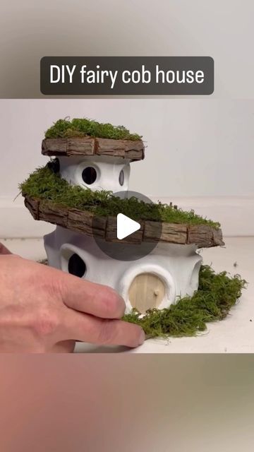 Clay Fairy House Diy Videos, How To Make A Fairy House, Fairy House Diy Natural Materials, Hobbit Houses Diy, House With Green Roof, Green Roof House, Green Roof Building, Clay Fairy House, Fairy House Diy