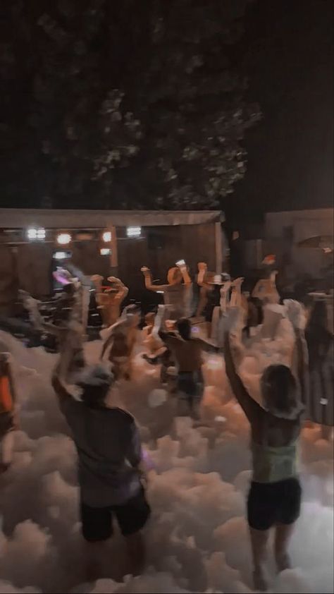 foam party aesthetic dark Foam Party Aesthetic, Party Aesthetic Dark, American House Party, Teenage Dirtbag Summer, Frat Aesthetic, College Life Style, Frat Party Aesthetic, Winter Goals, Boy Valentines