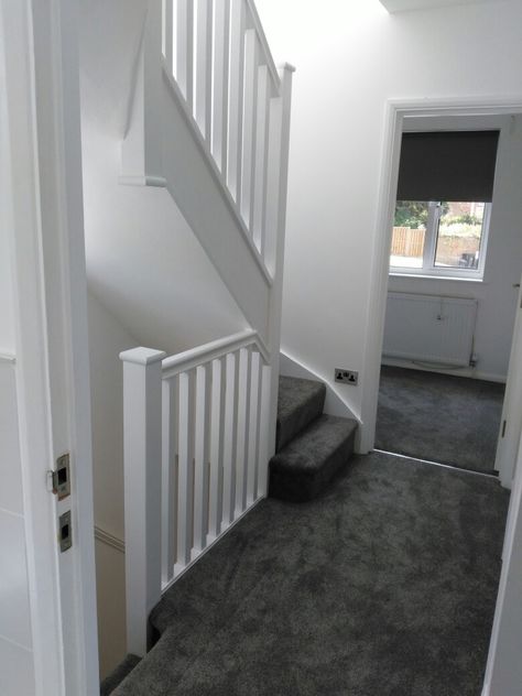 Stairs grey carpet white walls Living Room Grey Carpet, Carpet White Walls, Grey Carpet Hallway, Grey Carpet Living Room, Grey Carpet Bedroom, Dark Grey Carpet, Tan Living Room, White Wall Bedroom, Grey Living Room