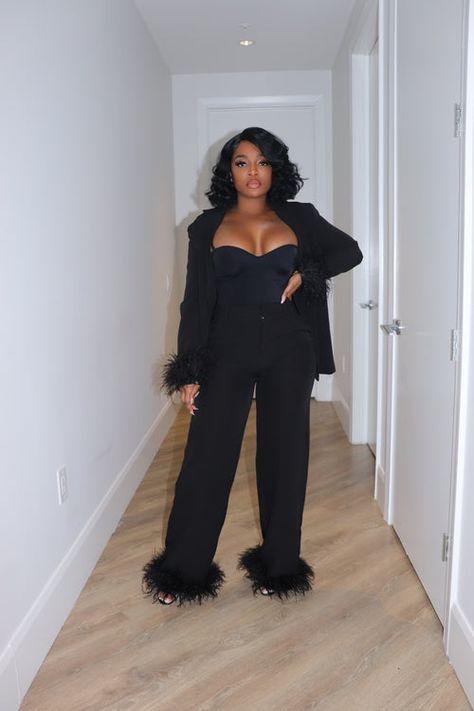 Feather Suit Women, All Black Affair Outfits, Black Women Photoshoot Ideas Inspiration, All Black Outfit Dressy, Graduation Outfit Black Women, Glam Chic Outfit, Graduation Pants, All Black Dinner Outfit, Graduation Outfit Ideas Black