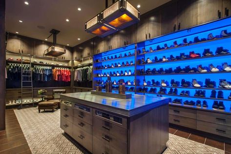 Walk in Closet DéCor Options You Should Consider Big Closet, Walking Closet, Dream Closet Design, Reach In Closet, Walk In Closet Design, Beautiful Closets, Luxury Closets Design, Men Closet, Interior Design Rustic