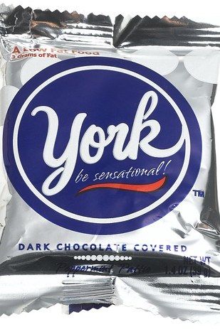 If you like York Peppermint Patties, you should try a Grasshopper. | 17 Candy And Cocktail Pairings You Need To Try York Mint Patties, Low Calorie Candy, Trader Joes Appetizers, Healthy Halloween Candy, Mint Sweets, York Candy, York Peppermint Patties, York Chocolate, Chocolate Candy Brands