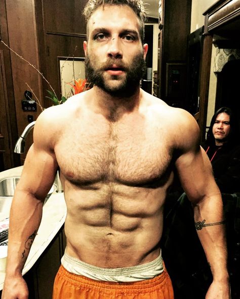 Jai Courtney on Instagram: “#tb to my first stretch in the joint.  @alexandermesquita looking like a hungry celly  #eatlifteatlifteatlifteat” Jai Courtney Shirtless, Jay Courtney, Captain Boomerang, Jai Courtney, Cuffing Season, Kardashian Outfit, Muscles In Your Body, Australian Actors, Male Beauty