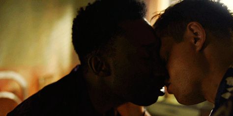 Bill Skarsgard Kiss, Bill Skarsgard Kiss Scene, Bill Skarsgard Soulmates, Bill Skarsgard Kiss Gif, Bill Skarsgård Gif, Skarsgard Brothers, Villain Character, Gay Aesthetic, Bill Skarsgard