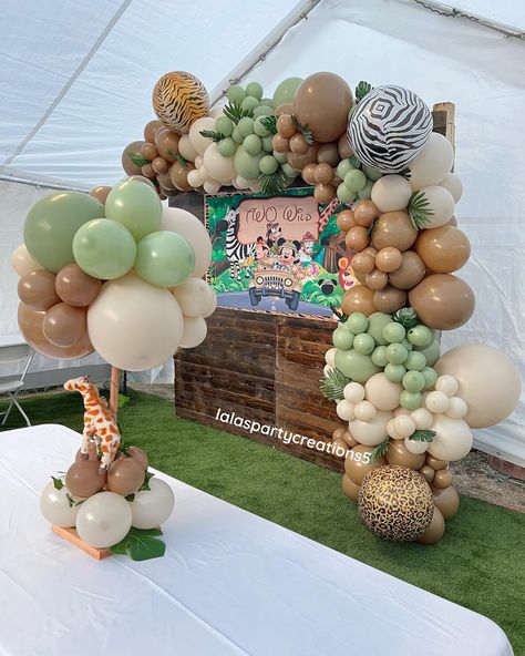 Safari Balloon Centerpieces, Safari Centerpiece Ideas, Balloon Gate, Safari Centerpieces, Safari Party Favors, Wild Baby Shower, Safari Balloon, Jungle Balloons, Garland Balloon