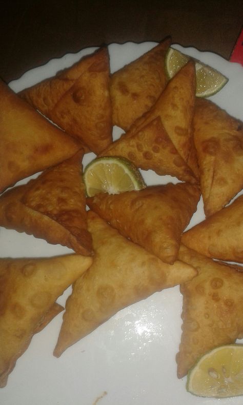 SAMOSA STEP BY STEP RECIPE. – mamakebobojikoni Sambusa Recipe, Samosa Wraps, Eating Food Funny, Samosa Recipe, Delicacy Food, Food Drink Photography, Think Food, More Water, Online News