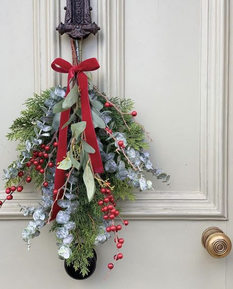 Wreath Alternative, Rustic Christmas Wreath, Elegant Christmas Decor, Christmas Flower Arrangements, Xmas Deco, Christmas Door Wreaths, Christmas Front Doors, Christmas Swags, Instagram Christmas