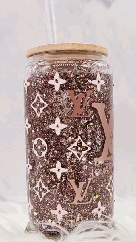 Glass Tumbler Design, Rhinestone Designs Pattern, Glitter Globes, Diy Snow Globe, Cute Coffee Cups, Custom Starbucks Cup, Coffee Jars, Diy Glass Bottle Crafts, Vinyl Tumblers