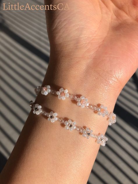 Daisy Chain Bracelet, Daisy Flower Bracelet, Beaded Flower Bracelet, Beaded Daisy, Cute Friendship Bracelets, Beaded Beads, Daisy Bracelet, Beads Bracelet Design, Dior Jewelry