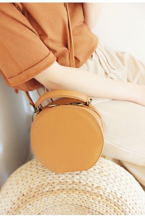 Leahter Brown Circle Bag Circle Purse Crossbody Bag Round Bag Round Purse Circle Bags, Circle Purse, Yellow Circle, Round Purse, Bags Diy, Circle Bag, Leather Totes, Minimalist Bag, Leather Backpacks