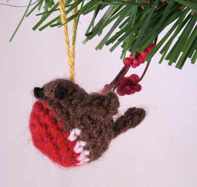 LucyRavenscar - Crochet Creatures: Tiny Christmas Robin - free crochet pattern Crochet Robin, Crochet Creatures, Christmas Crochet Patterns Free, Tiny Crochet, Christmas Robin, Crochet Xmas, Beginners Crochet, Crochet Birds, Crochet Christmas Decorations