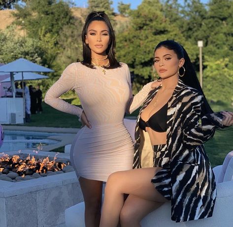 Kendall Ve Kylie, Kim And Kylie, Kim Kardashian Kylie Jenner, Look Kylie Jenner, Kardashian Kylie Jenner, Estilo Kardashian, Looks Kylie Jenner, Trajes Kylie Jenner, Kim Kardashian Outfits