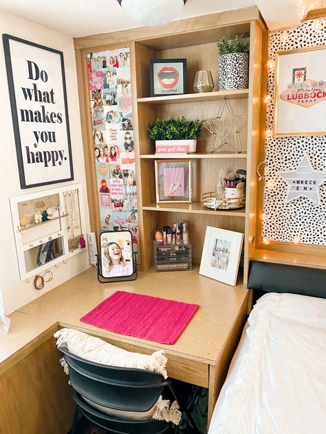 Chitwood Dorm Texas Tech, Texas Tech Dorm Room, Preppy Aesthetic Bedroom, Dorm Desk Ideas, Preppy Bedroom Ideas, Dorm Desk Decor, College Dorm Diy, Dorm Room Desk, College Bedroom Decor